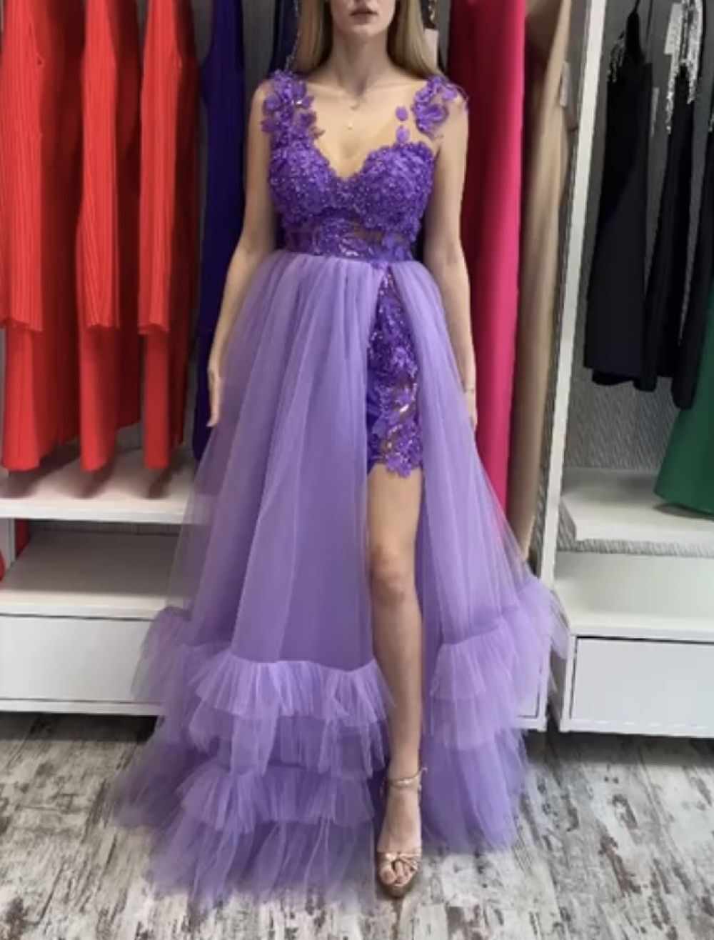 Rochie lunga violet din tull cu volane la baza