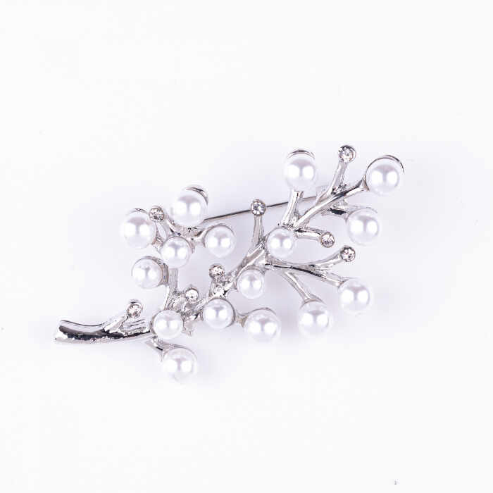 Brosa metalica argintie crenguta cu pietricele mici argintii si perle sintetice albe