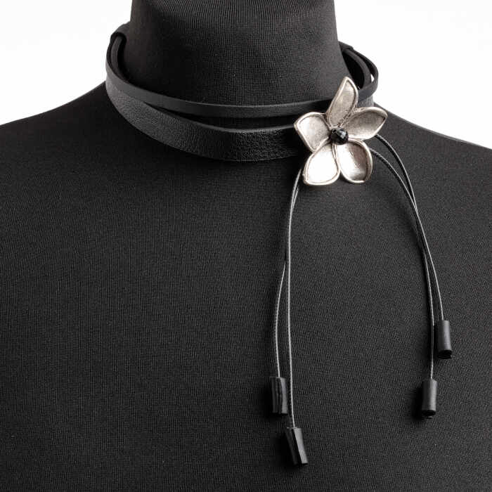 Colier choker cu o floare argintata din zamac pe piele ecologica neagra
