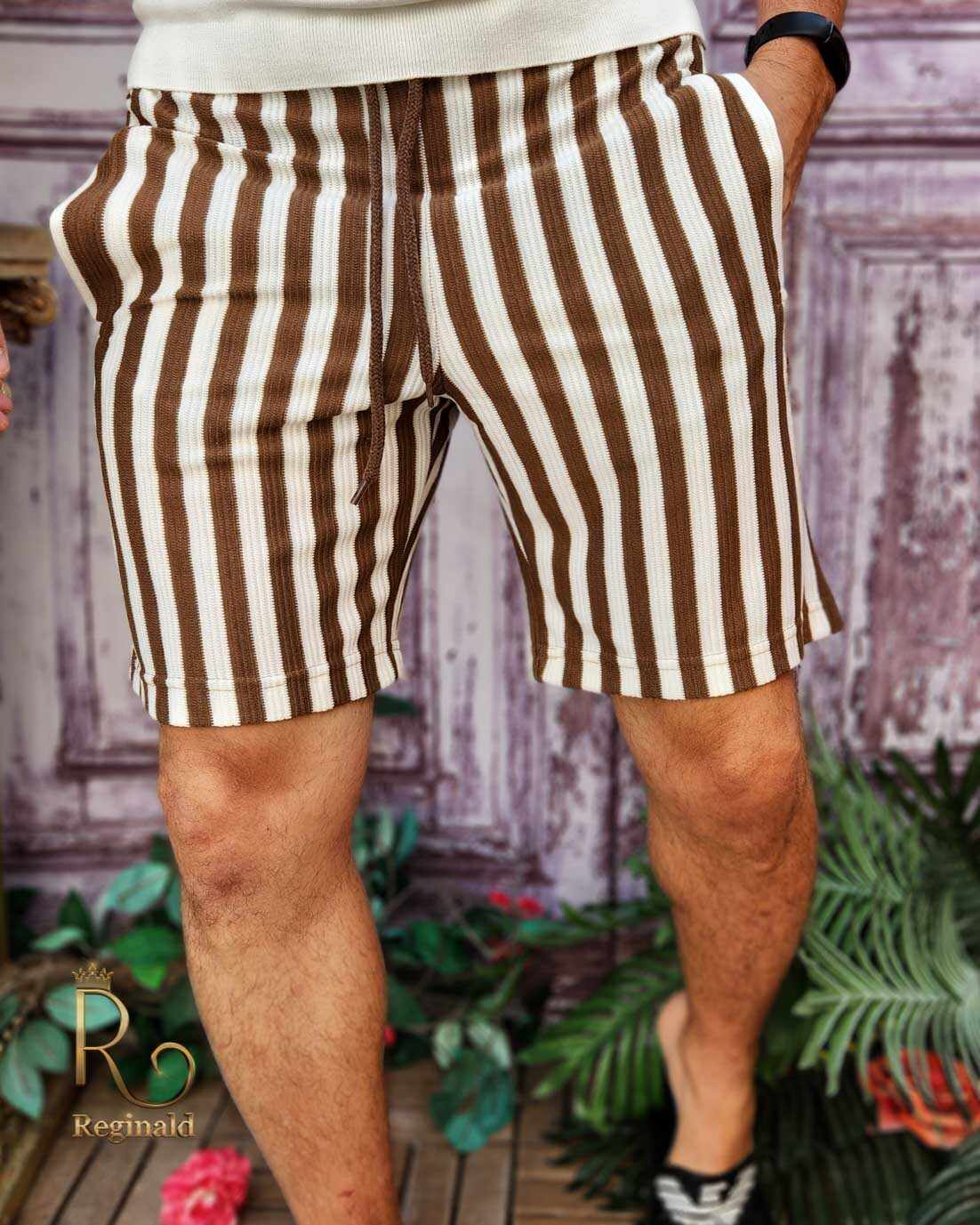 Pantaloni scurți de bărbați, Slim Fit, albi cu dungi maro - PSC57