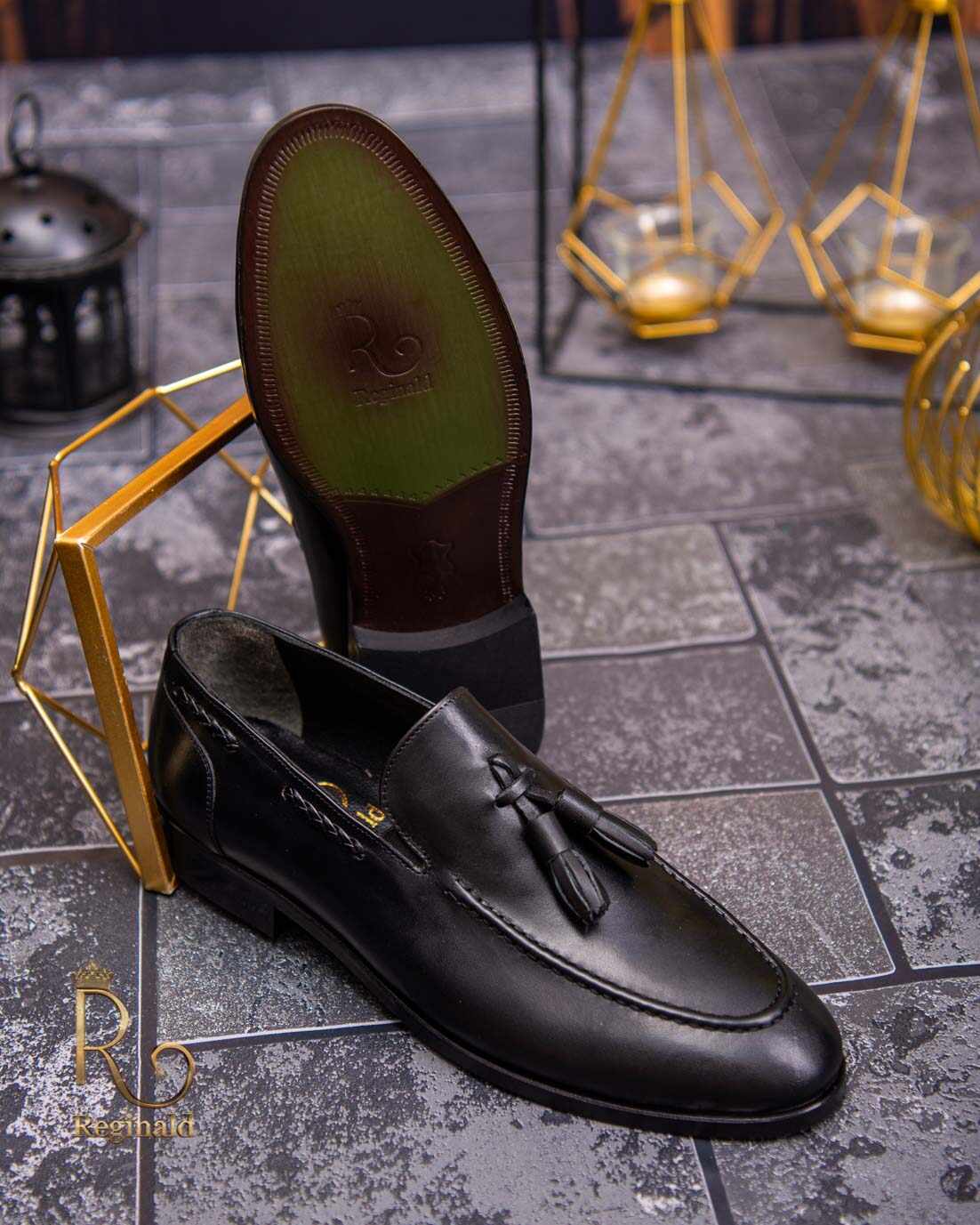 Pantofi Loafers de bărbați din piele naturala, Negru cu ciucuri - P1555
