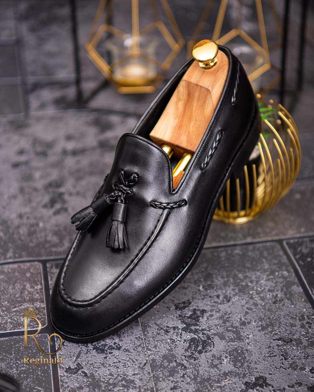 Pantofi Loafers de bărbați din piele naturala, Negru cu ciucuri - P1569