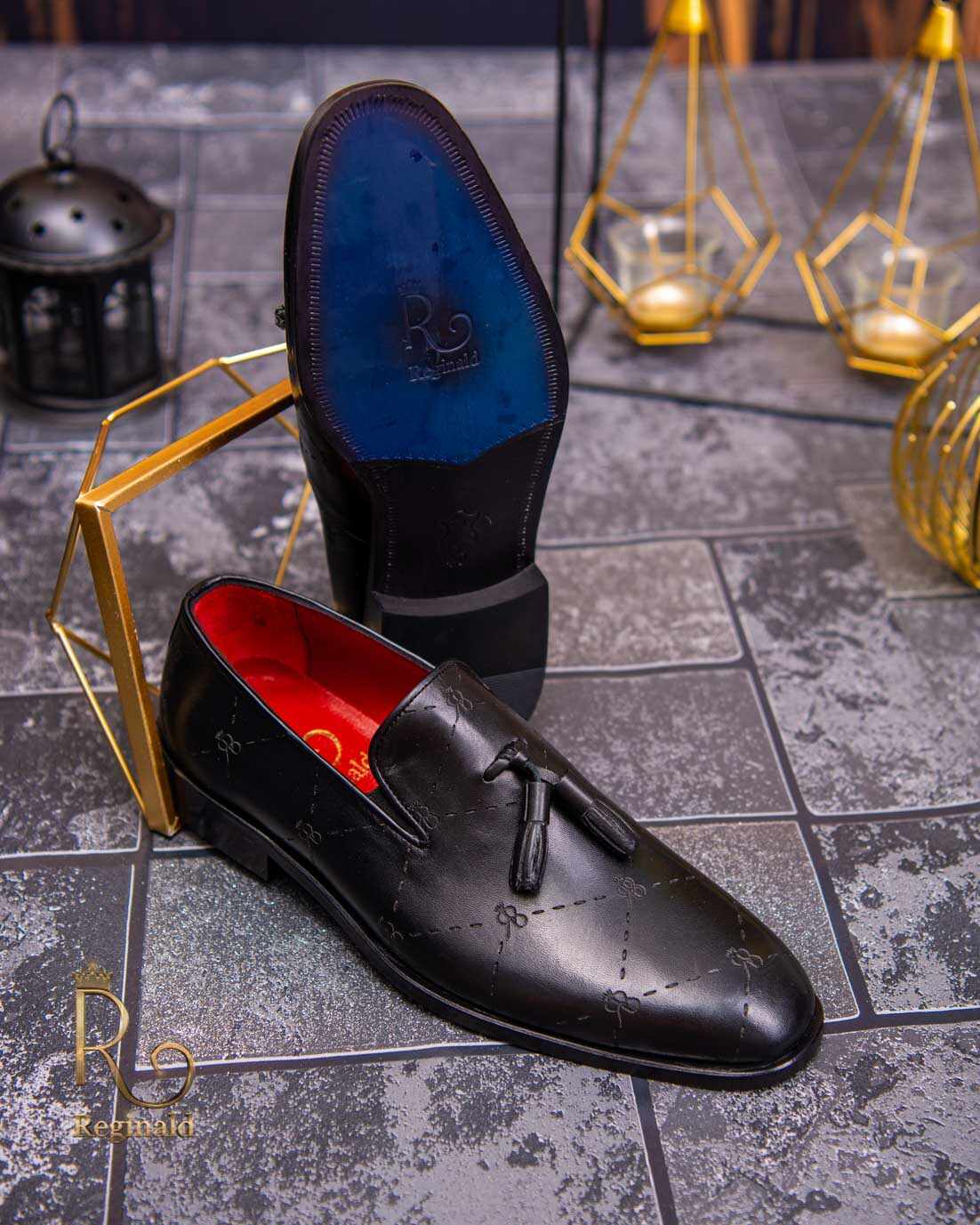 Pantofi Loafers de bărbați din piele naturala, Negru gravat cu ciucuri - P1557