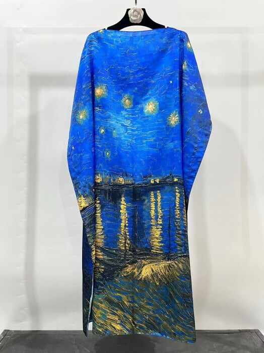 Rochie de plaja lunga tip poncho din matase cu reproducere dupa Noapte Instelata deasupra Rhonului de Claude Monet