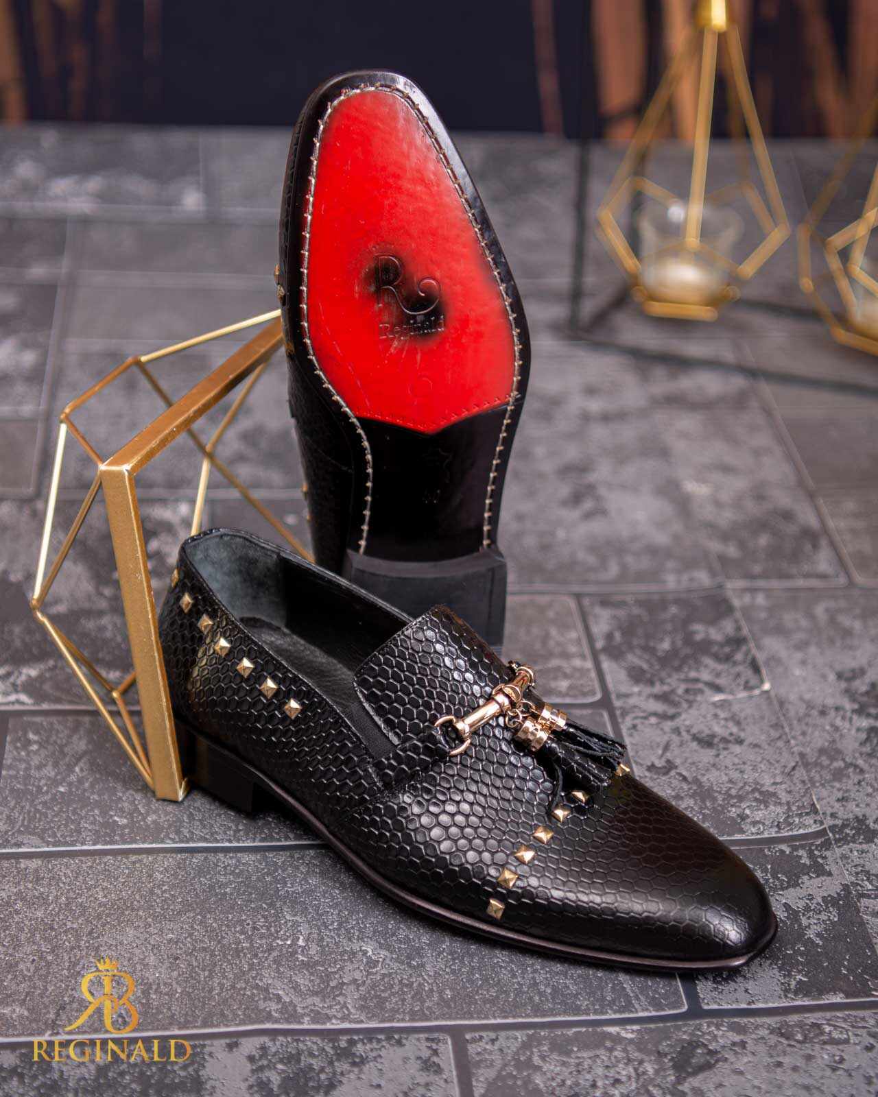 Pantofi Mocasini negri, cu ciucuri metalici aurii, piele naturala - P1801
