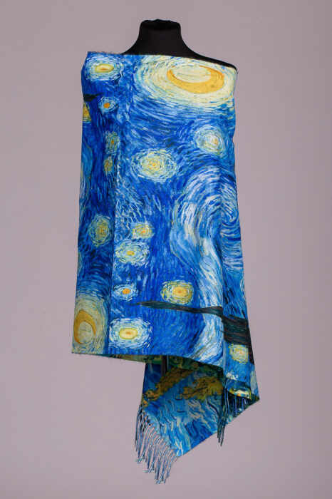 Esarfa doua fete, imprimata cu o reproducere dupa pictura celebra a lui Van Gogh Noapte Instelata , material tip cashmere