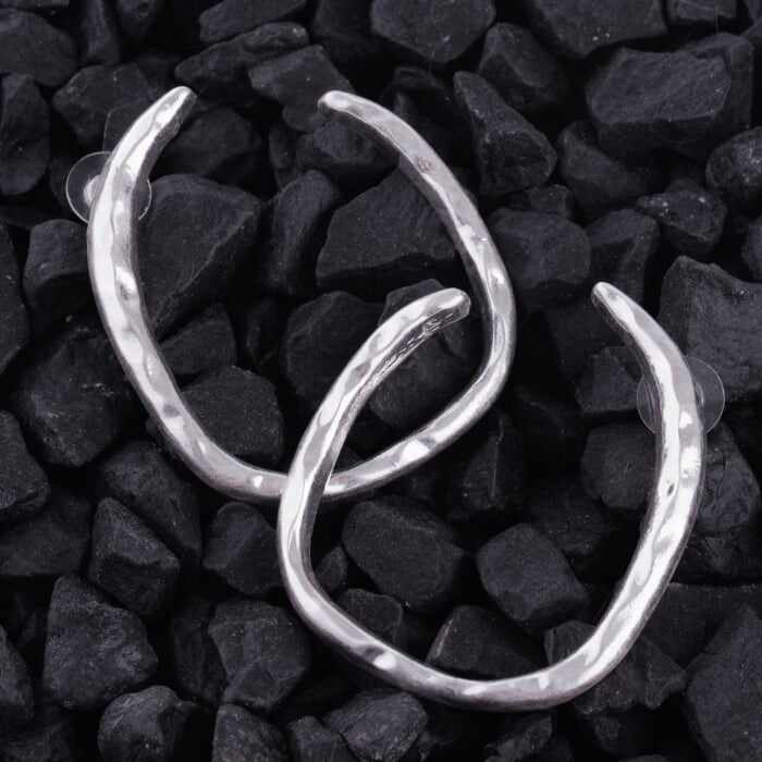 Cercei metalici argintii cu forma rotunda neregulata