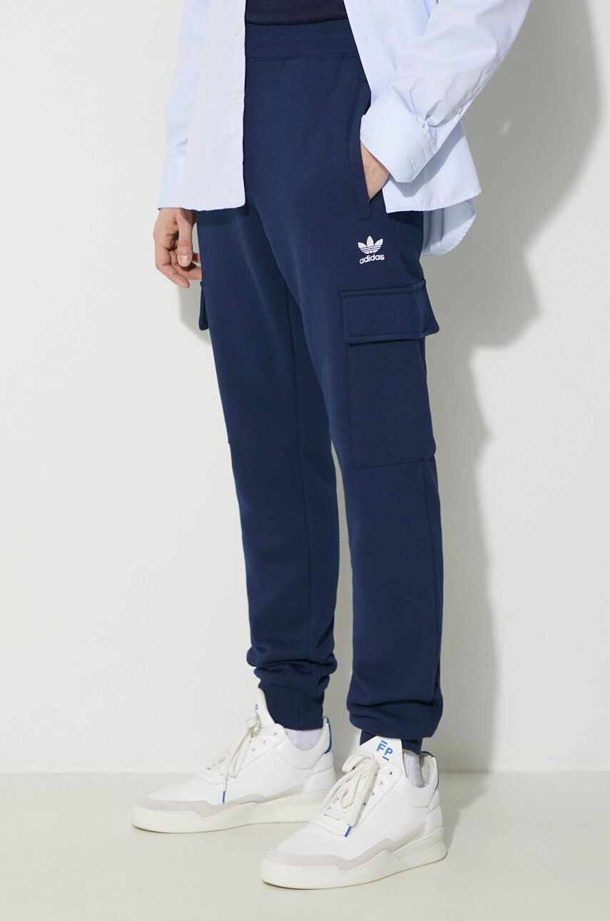 adidas Originals pantaloni de trening Trefoil Essentials Cargo Pants cu imprimeu, IP2757