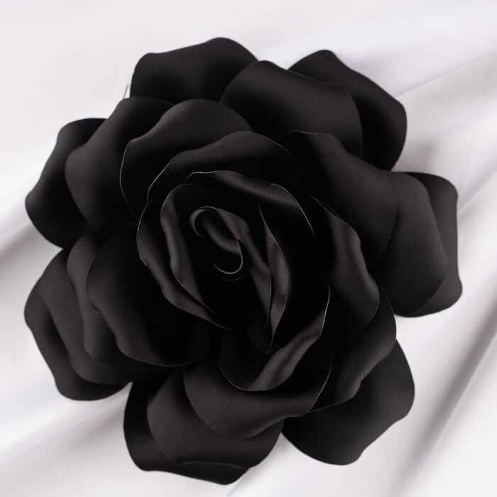 Brosa floare neagra satinata cu diamtetru de 15 cm, cu clips pentru par