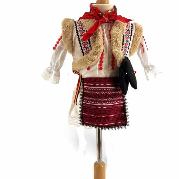 Costum Traditional Fetite Bianca 12