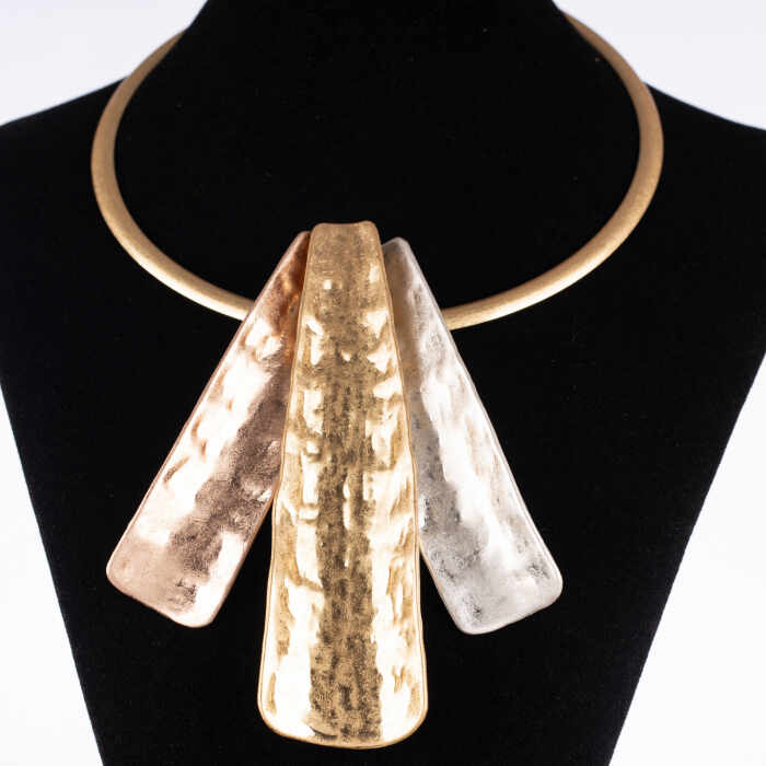 Colier rigid cu 3 dreptunghiuri inegale din metal aurgintiu si auriu cu aspect de lovitura de ciocan