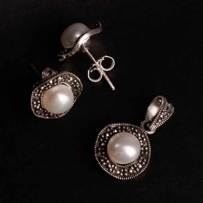 Set pandant si cercei din argint 925 cu perla naturala de cultura si marcasite, forma rotunda valurita