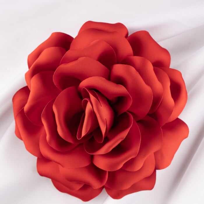 Brosa floare rosie satinata cu diamtetru de 15 cm, cu clips pentru par
