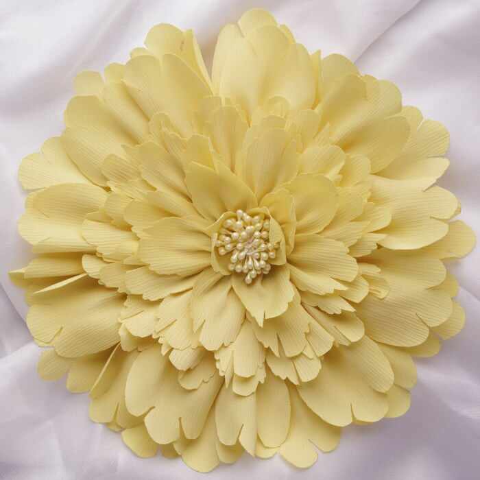 Brosa floare galbena cu multe petale si diametru de 20 cm, cu clips pentru par