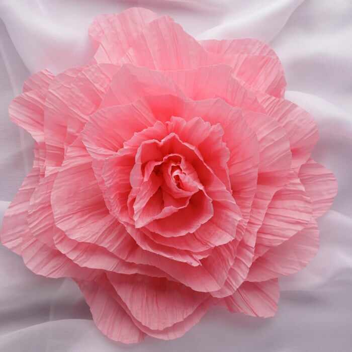 Brosa floare roz cu diametru de 20 cm din material creponat, cu clips pentru par
