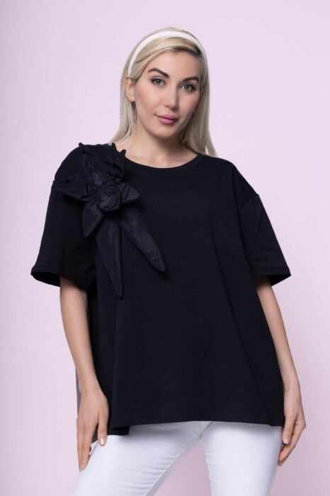 Bluza neagra cu aplicatie floare din tafta