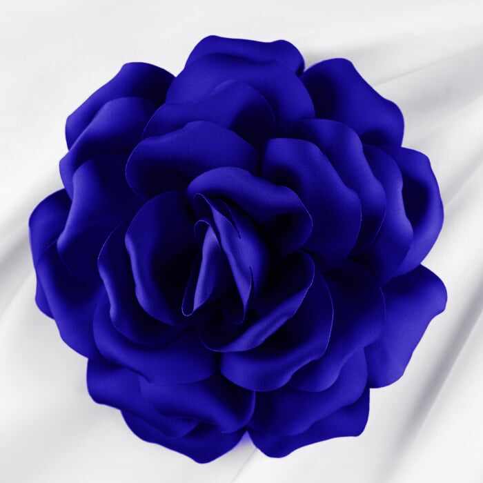 Brosa floare albatru electric satinata cu diamtetru de 15 cm, cu clips pentru par