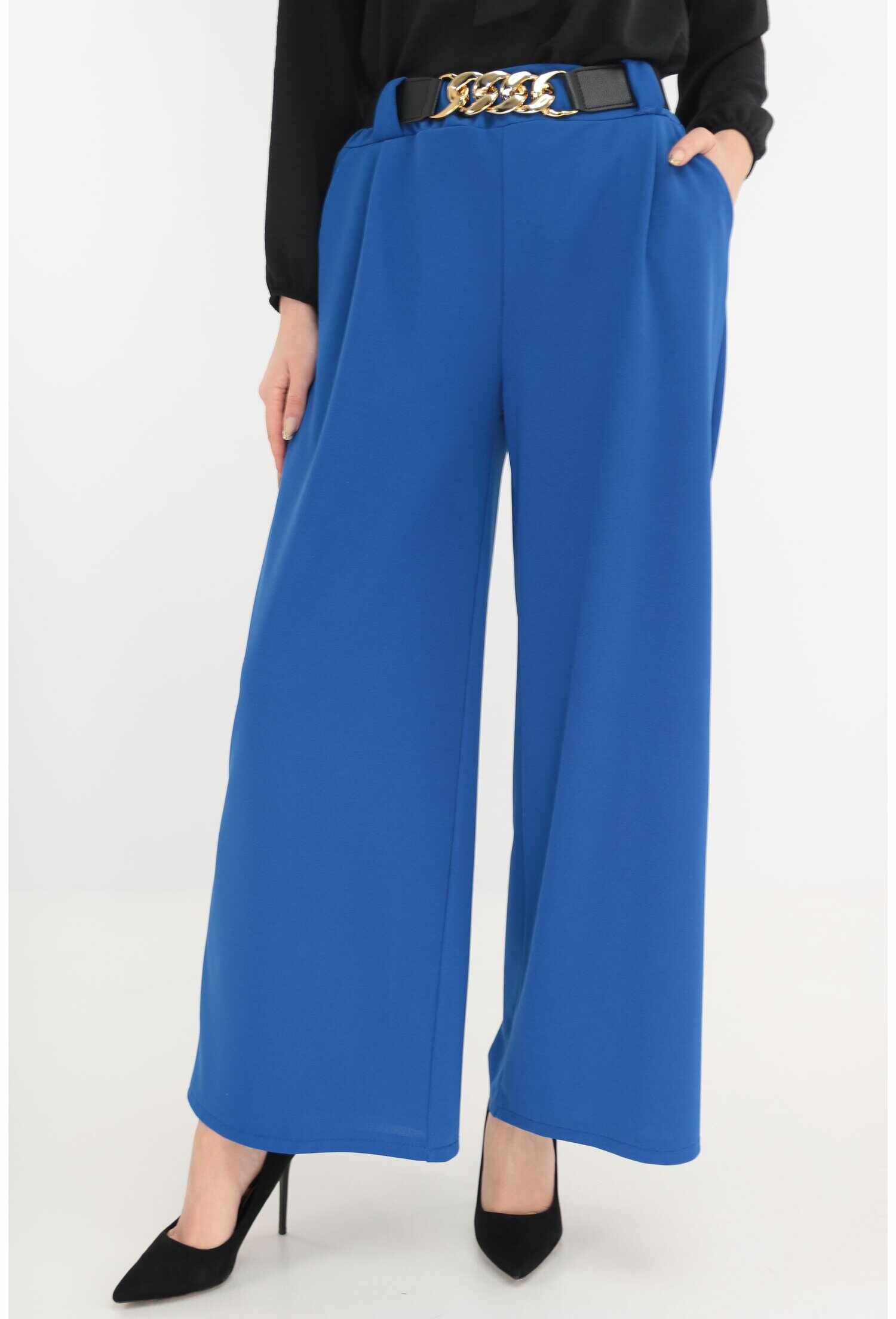 Pantaloni lejeri albastri cu o curea elastica in talie