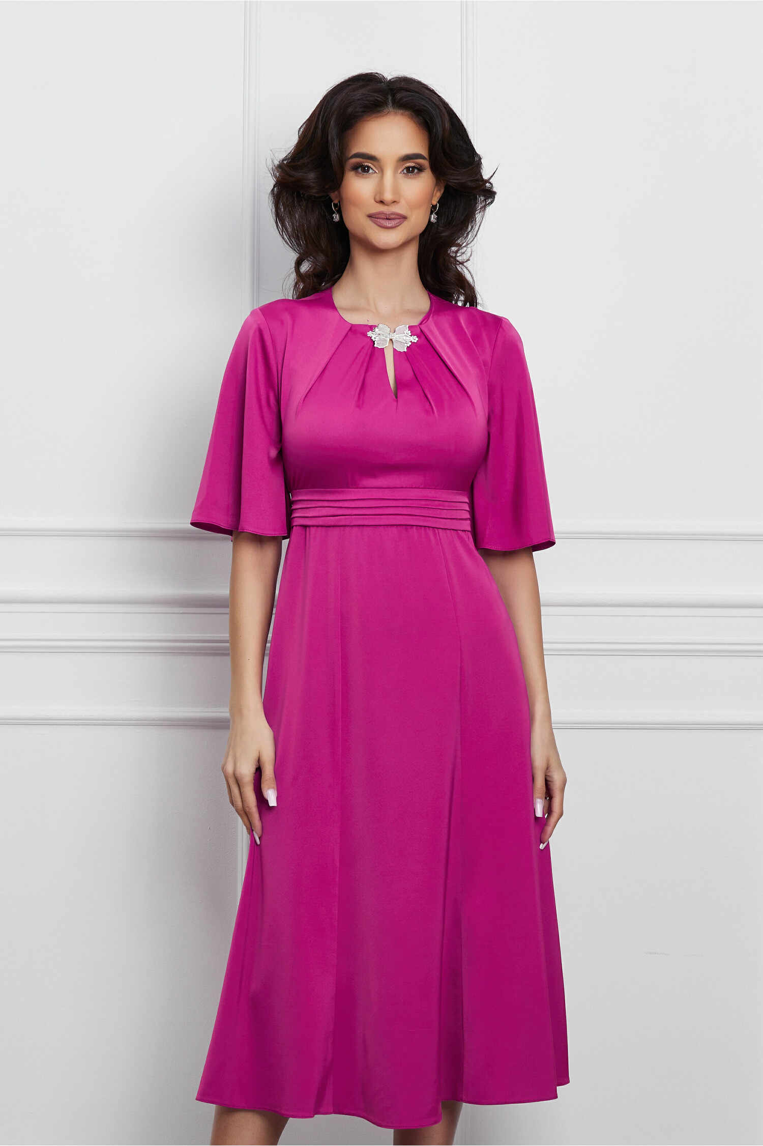 Rochie Dy Fashion fucsia cu inchidere tip bijuterie la decolteu