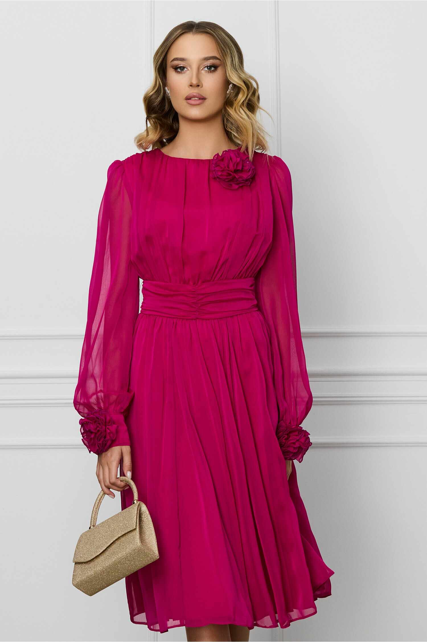 Rochie DY Fashion fucsia din voal cu trandafiri la maneci si decolteu