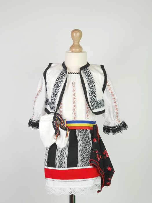 Costum Traditional Fetite Bianca 2