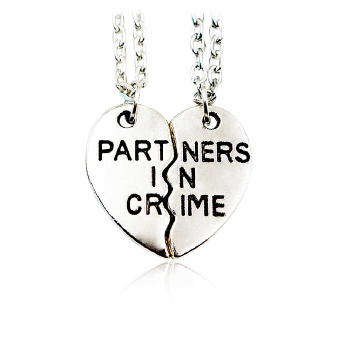 Set 2 lantisoare de cuplu cu mesaj partners in crime