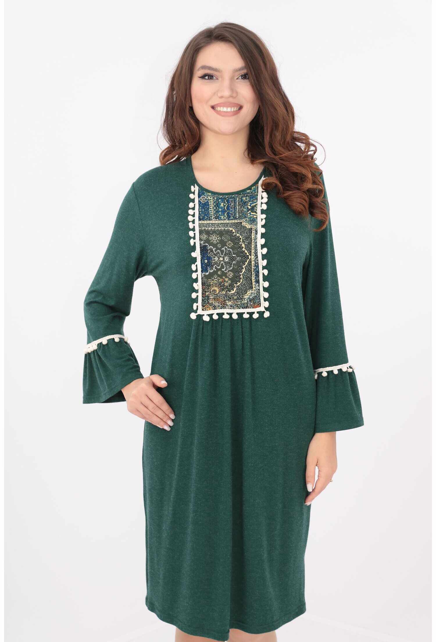 Rochie verde cu motive traditionale si ciucuri crem