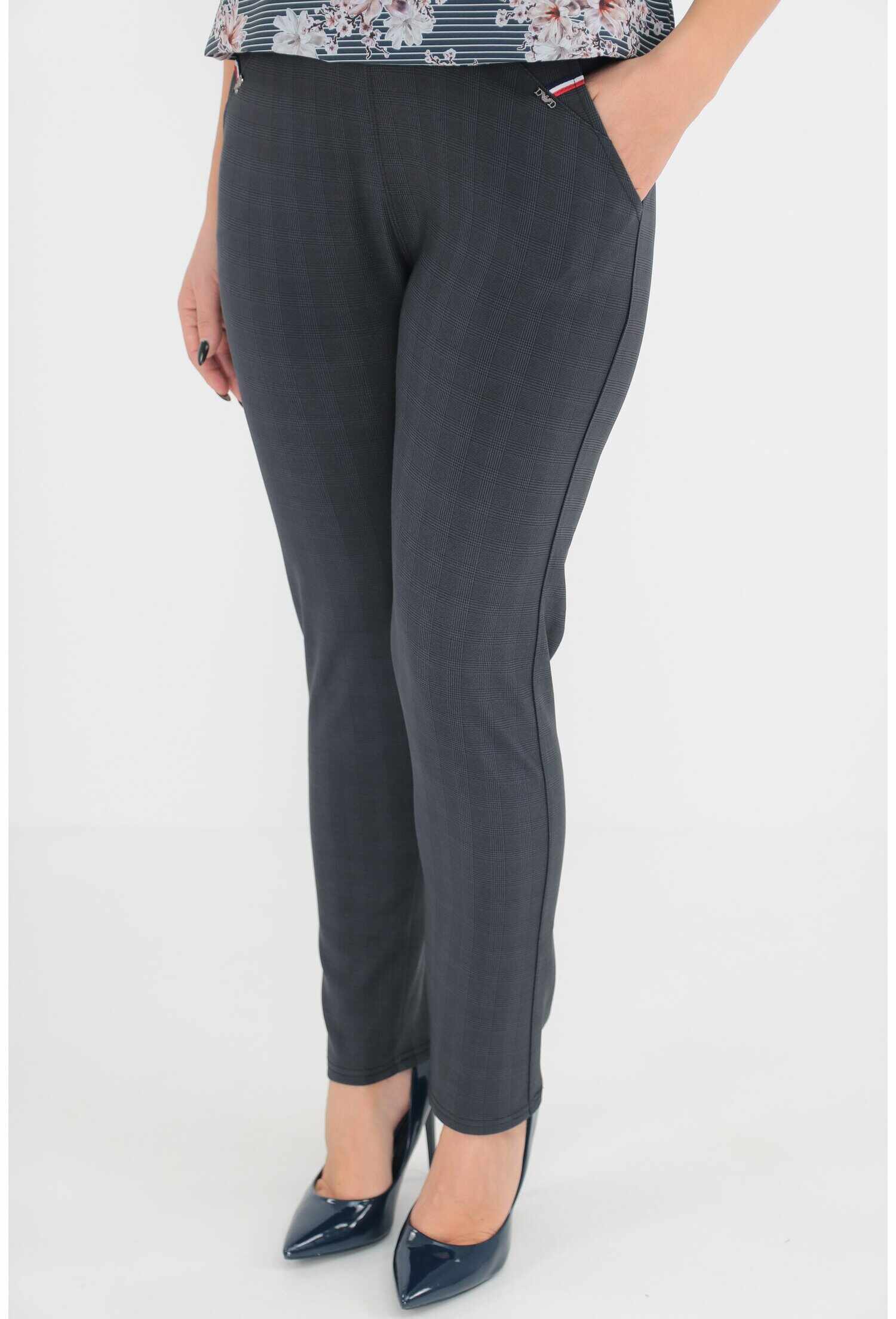 Pantaloni bleumarin cu model discret in carouri