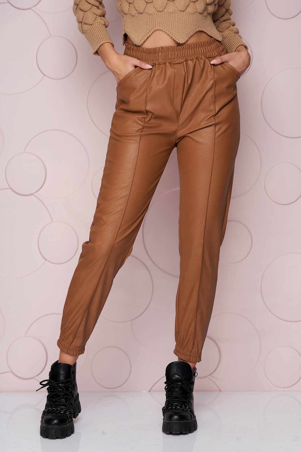 Pantaloni SunShine maro lungi cu croi larg si talie normala din material din piele ecologica elastica si buzunare laterale