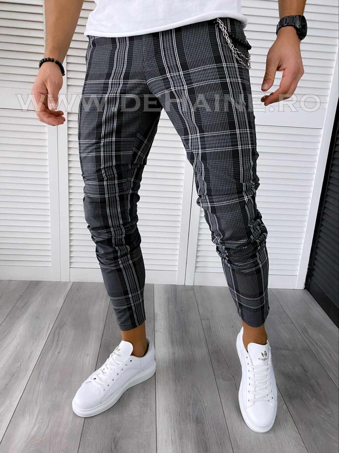 Pantaloni barbati casual regular fit gri inchis in carouri B1877 E
