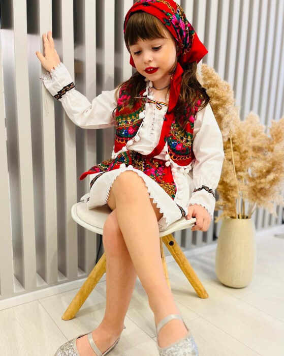 Costum popular fetite Maria format din 5 piese ( 1 ani si 8 ani )