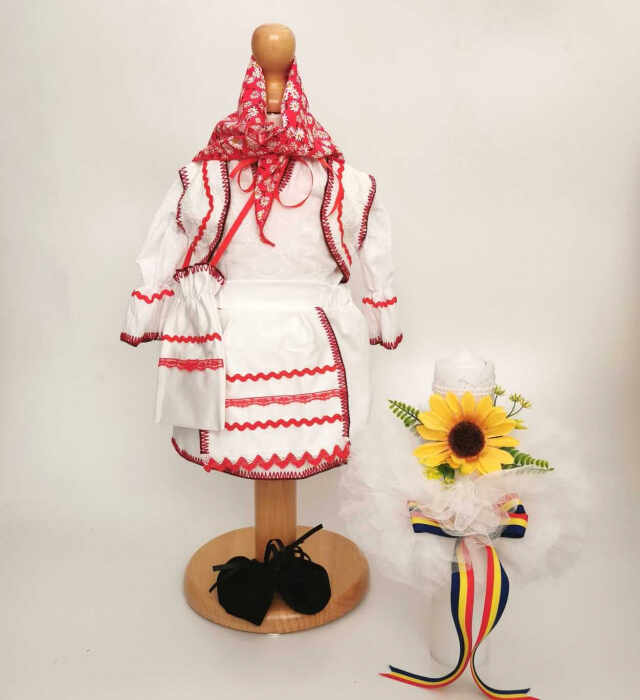 Set Botez Traditional Costum Traditional Muna 10 - 2 piese costumas si lumanare