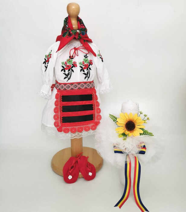 Set Botez Traditional Costum Traditional Muna 17 - 2 piese costumas si lumanare