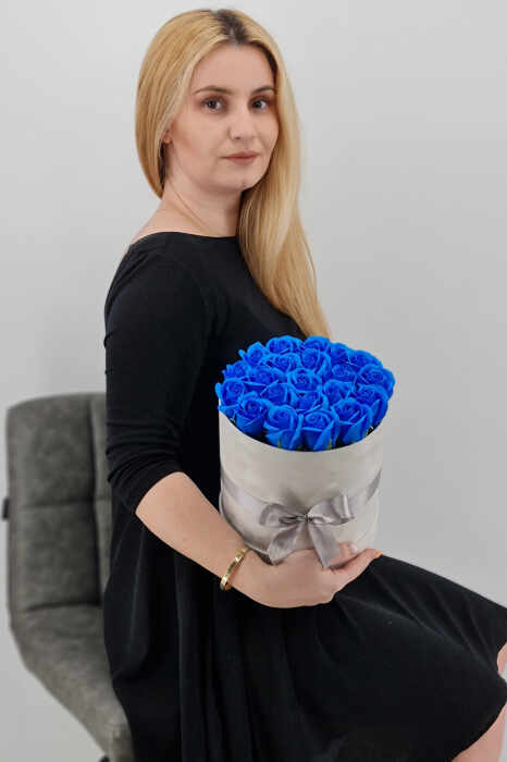 Set cadou Trandafiri sapun cutie catifea cu trandafiri albastri