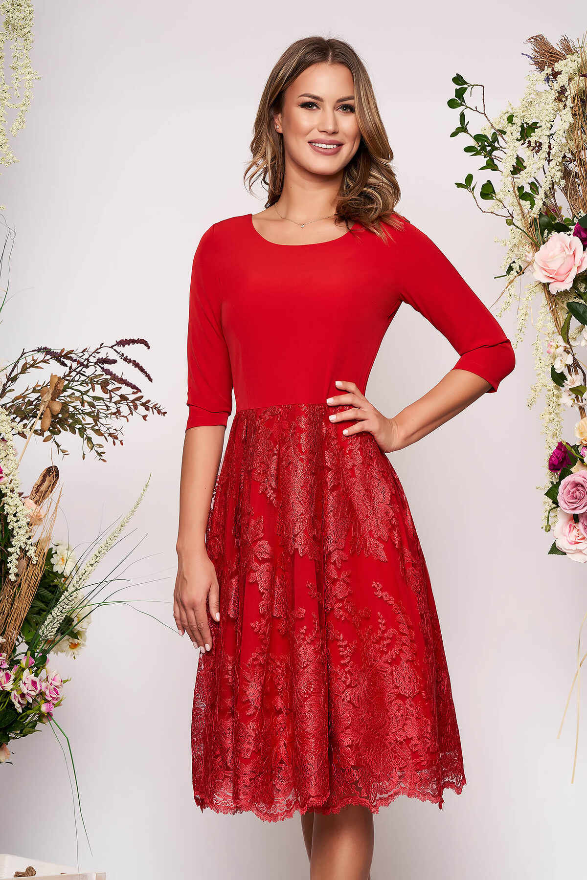 Rochie rosie midi eleganta in clos din material usor elastic cu maneci trei-sferturi si fusta din dantela
