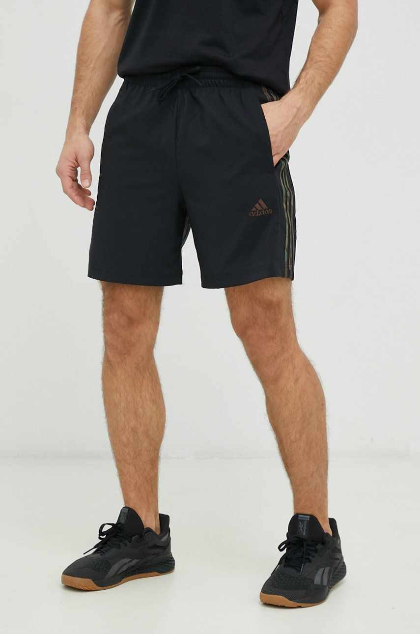 Adidas pantaloni scurți de antrenament Essentials Chelsea barbati, culoarea negru